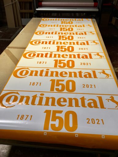 Bannières blanches avec texte orange "Continental 150" et dates 1871, 2021.